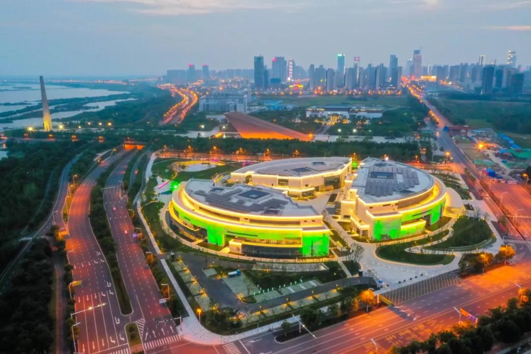 航拍夜色中的安徽创新馆。记者  苏玲  摄